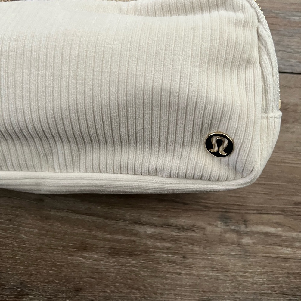 NEW LULULEMON EVERYWHERE BELT BAG CORDUROY BONE/GOLD - Picture 11 of 12